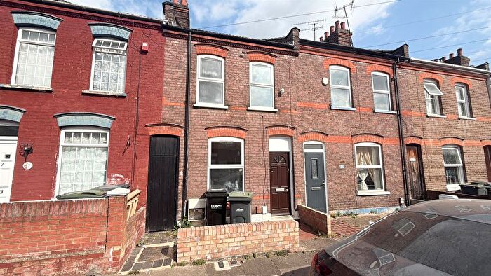 3 Bedroom Terraced House For Sale In Newcombe Road, Luton, LU1