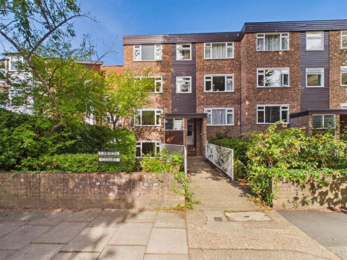 1 Bedroom Flat For Sale In Lawson Court, Lovelace Road, Surbiton, KT6