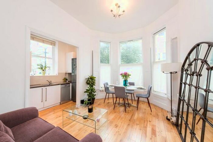 2 Bedroom Flat To Rent In Longridge Road, Earls Court, London, SW5