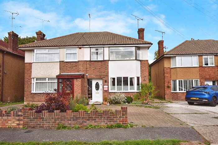 3 Bedroom Semi Detached House For Sale In Broad Oak Way, Rayleigh, SS6