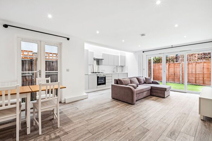 2 Bedroom Flat To Rent In Atheldene Road, Earlsfield, SW18