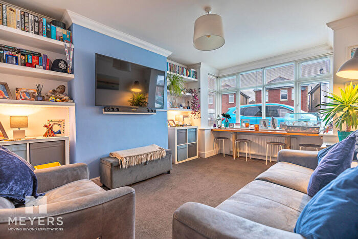 2 Bedroom Apartment For Sale In Avon Road West, Christchurch, BH23