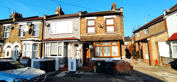 1 Bedroom Flat To Rent In Hollybush Street, Plaistow, London, E13