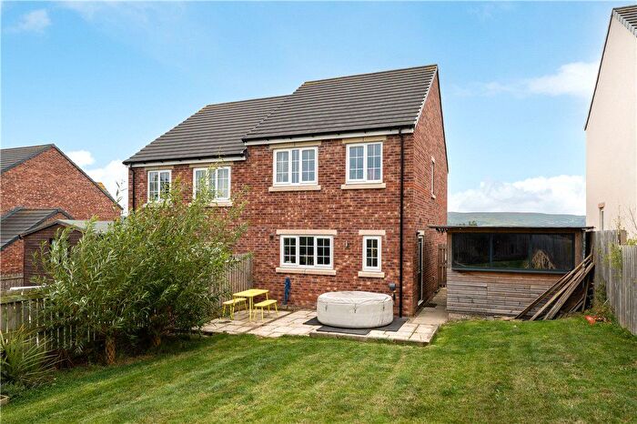 3 Bedroom Semi Detached House For Sale In Carr Banks View, Otley, West Yorkshire, LS21