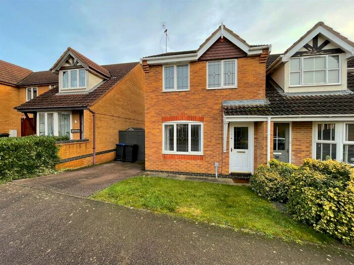 3 Bedroom Detached House To Rent In Lordswood Close, Wootton Fields, Northampton, NN4