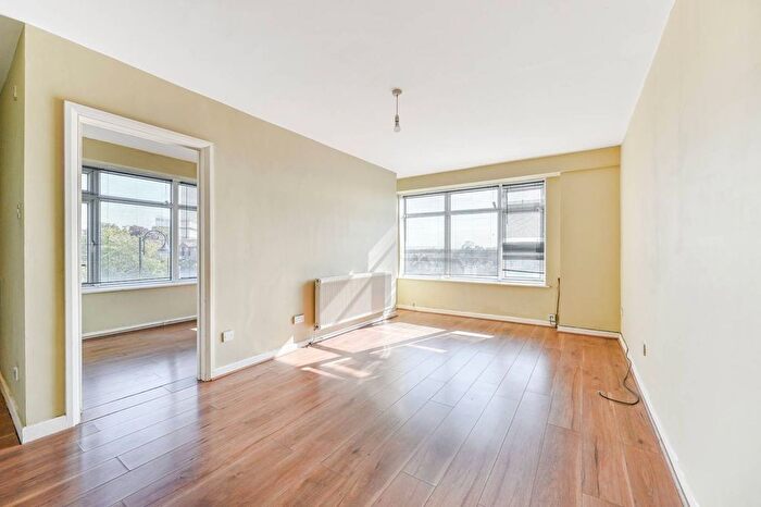 2 Bedroom Mews To Rent In High Street, Croydon, London, SE25