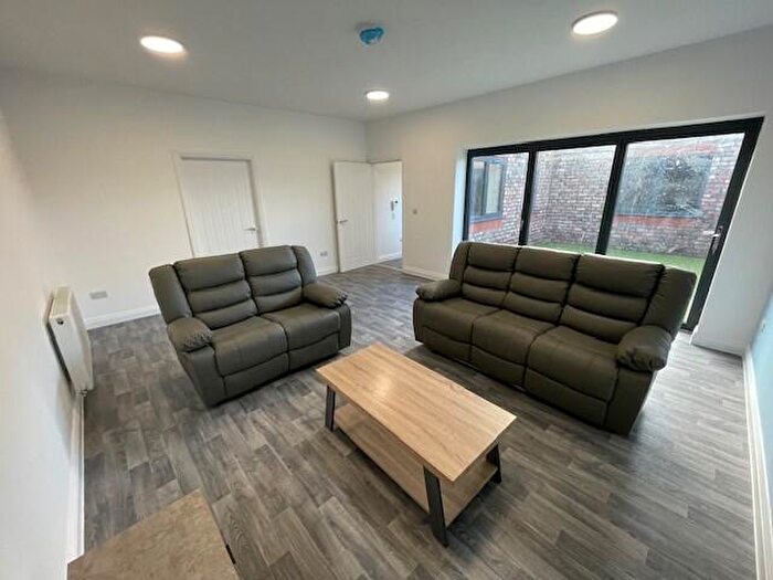 3 Bedroom Bungalow To Rent In New Hall, L10