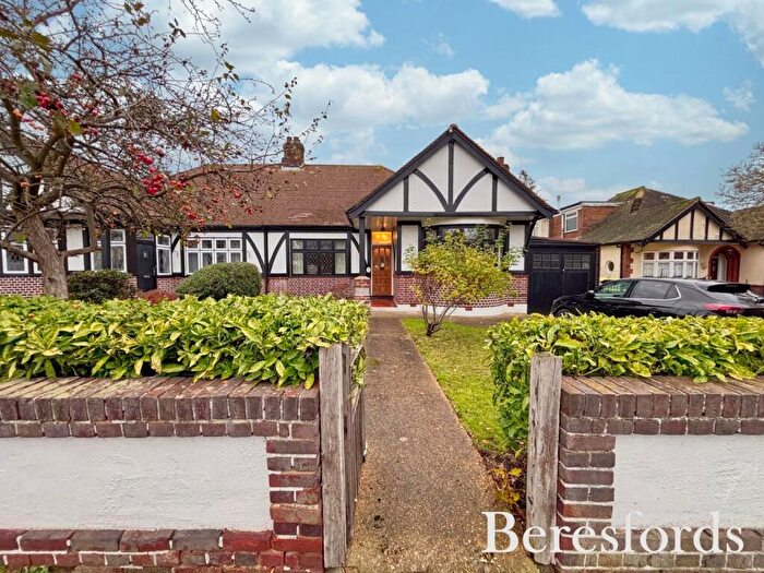 3 Bedroom Bungalow For Sale In Clayton Avenue, Upminster, RM14