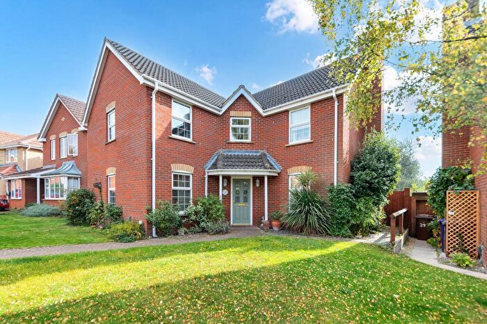 4 Bedroom Detached House For Sale In Fieldfare Way, Royston, SG8