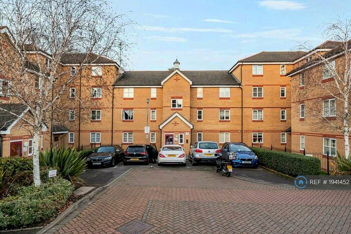 2 Bedroom Flat To Rent In Fernwood Court, London, N14