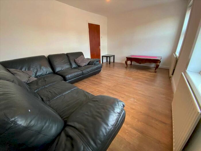 3 Bedroom Flat To Rent In Rosebank Gardens, York Road, London, W3