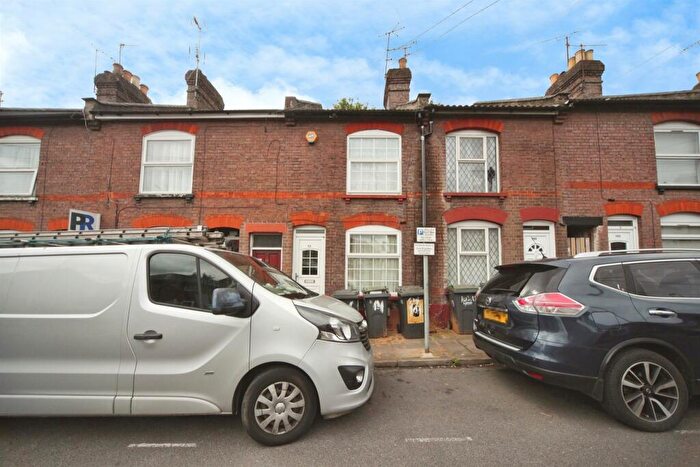 2 Bedroom Terraced House For Sale In Russell Street, Luton, LU1