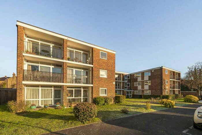 2 Bedroom Flat To Rent In Court Downs Road Beckenham, BR3