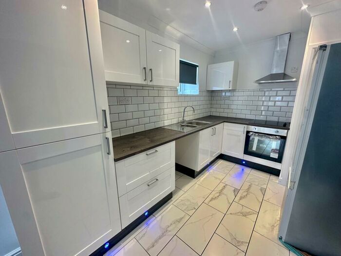 2 Bedroom Flat To Rent In St. Johns Avenue, Newsome, Huddersfield, HD4