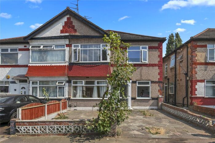 2 Bedroom Flat To Rent In Lechmere Avenue, Woodford Green, Essex, IG8