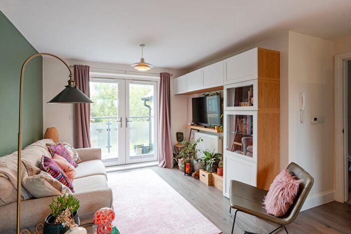 2 Bedroom Flat To Rent In Shelley House, Cricket Road, Oxford, OX4