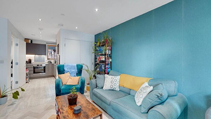 1 Bedroom Flat For Sale In Bromley High Street, London, E3