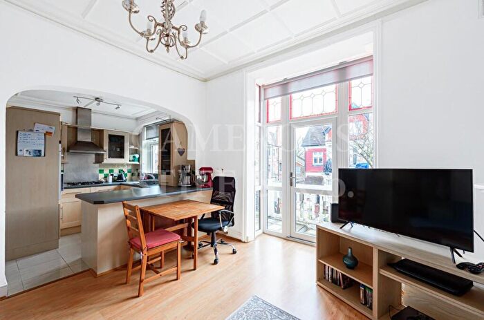 2 Bedroom Apartment To Rent In Heathfield Park, Willesden Green, NW2