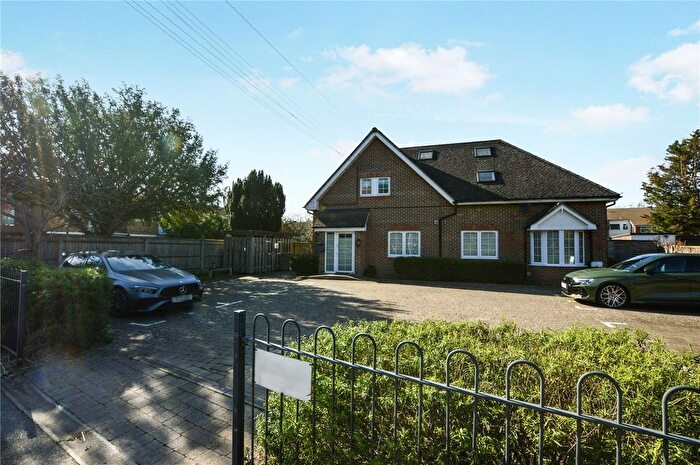 2 Bedroom Maisonette To Rent In Upper Halliford Road, Shepperton, Surrey, TW17