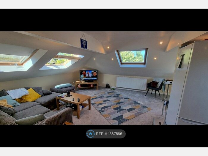 2 Bedroom Flat To Rent In Alwoodley Lane, Leeds, LS17