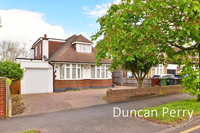 4 Bedroom Detached Bungalow For Sale In The Walk, Potters Bar, EN6