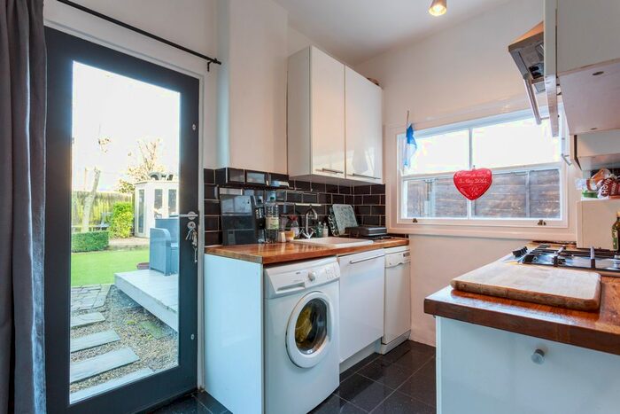 2 Bedroom Flat To Rent In Darwin Road, London, W5