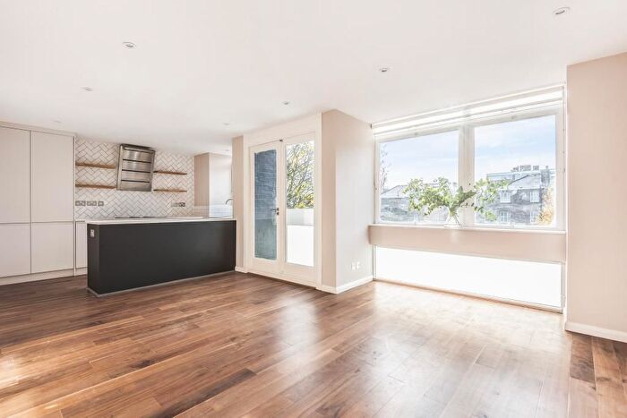 2 Bedroom Flat To Rent In Park Road, Richmond, TW10