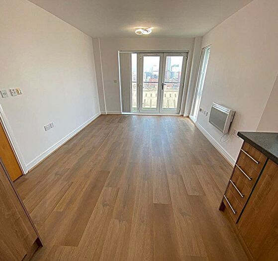 2 Bedroom Flat To Rent In Overstone Court, Cardiff, CF10