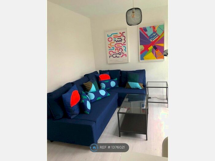 3 Bedroom Flat To Rent In Chute House, London, SW9
