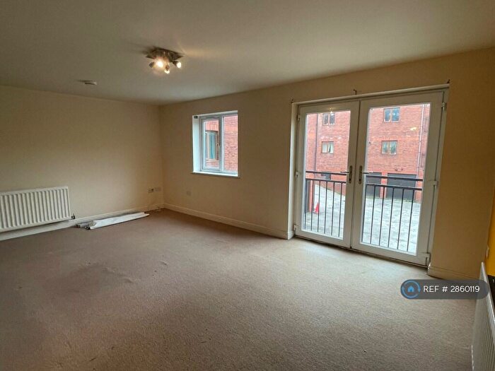 2 Bedroom Flat To Rent In Georgia View, Huddersfield, HD3