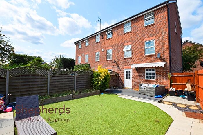 4 Bedroom Semi-detached House For Sale In Glen Luce, Turners Hill, Cheshunt, EN8