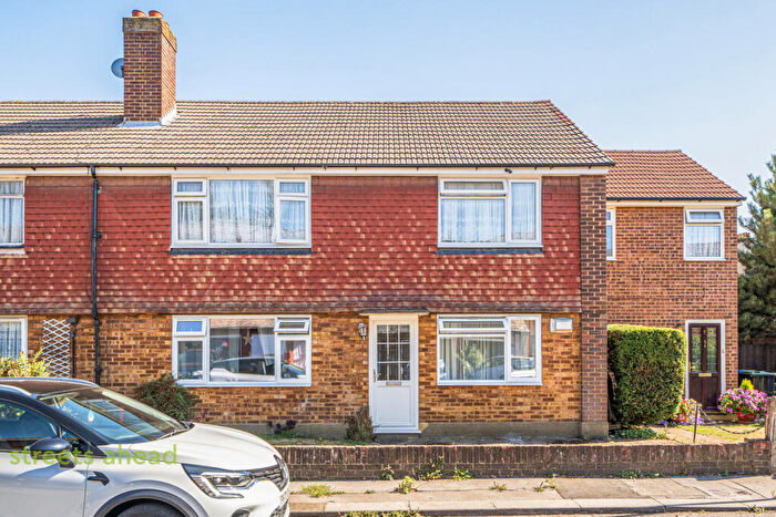 2 Bedroom Apartment For Sale In Tenterden Gardens, Croydon, Surrey, CR0
