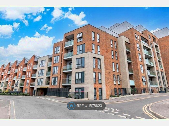 2 Bedroom Flat To Rent In Elizabeth Place, East Grinstead, RH19