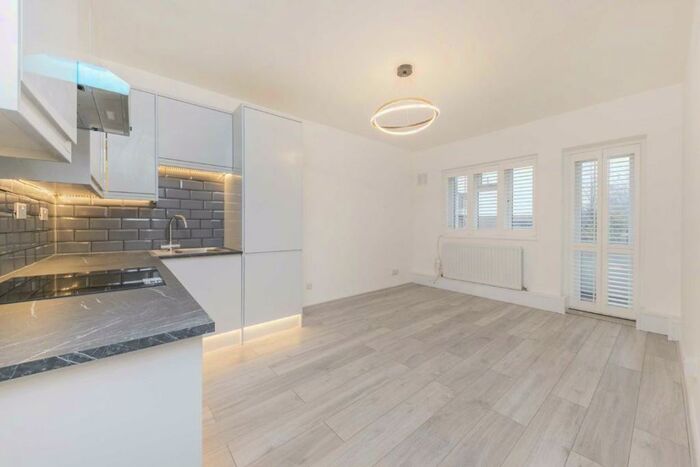 2 Bedroom Flat To Rent In Lochinvar Street, Balham, SW12