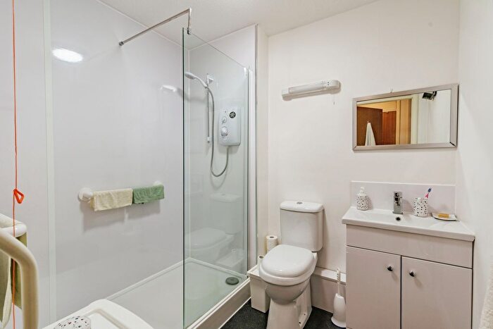 1 Bedroom Flat For Sale In St Ives, Pound Hill, RH10