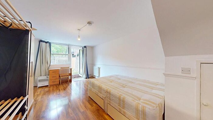 3 Bedroom Flat To Rent In Dartmouth Close, London, W11