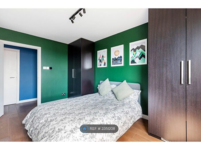2 Bedroom Flat To Rent In Bramlands Close, London, SW11