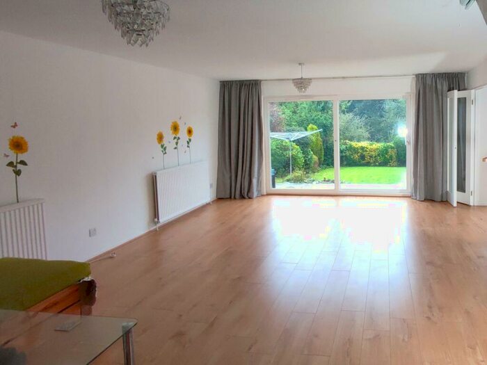 4 Bedroom Semi-Detached House To Rent In Grafton Park Road, Worcester Park, KT4