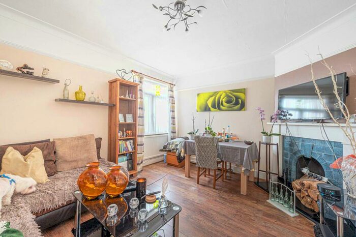 2 Bedroom Flat To Rent In High Road, North Finchley, London, N12
