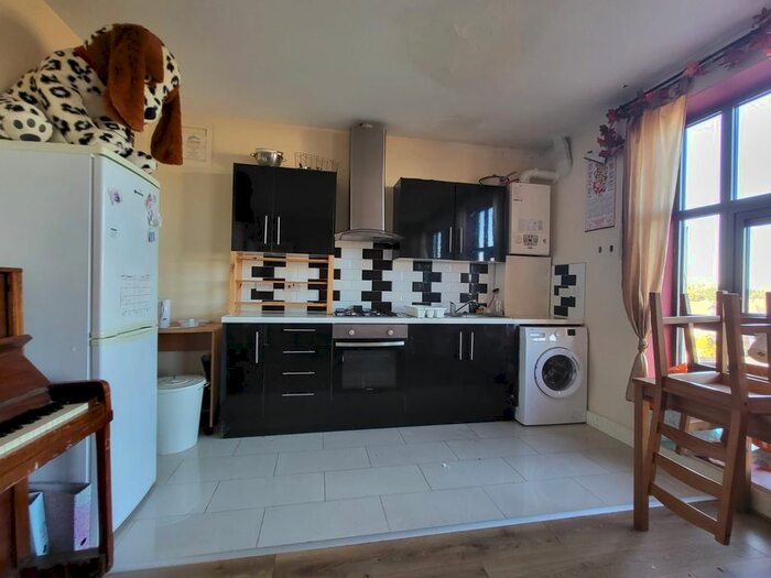 4 Bedroom Flat To Rent In D, Caxton Road, Colliers Wood, SW19