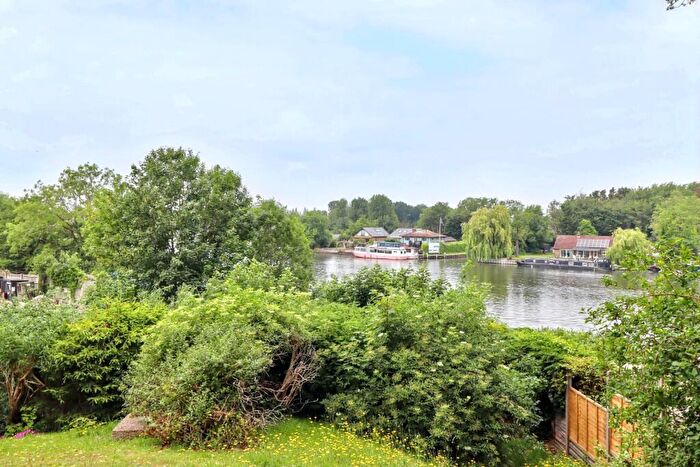 2 Bedroom Flat To Rent In Mount Felix, Walton-On-Thames, Surrey, KT12