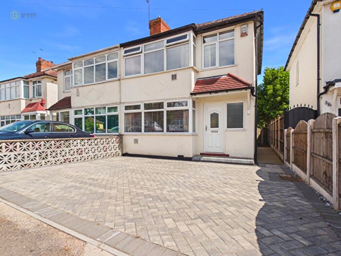 3 Bedroom Semi-Detached House For Sale In The Radleys, Tile Cross, B33