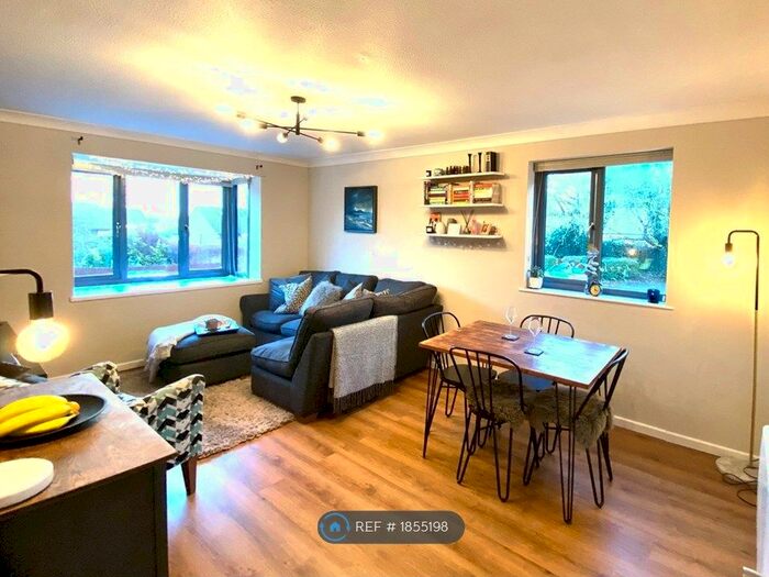 2 Bedroom Flat To Rent In Ashurst Close, London, SE20