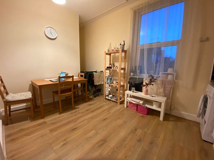 2 Bedroom Flat To Rent In Amersham Road, New Cross, London, SE14