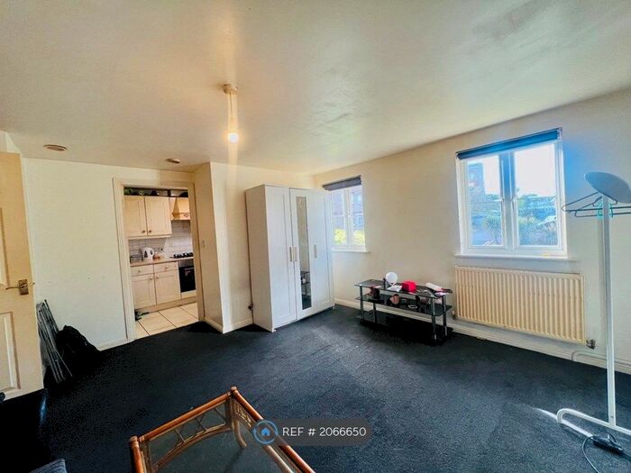 2 Bedroom Flat To Rent In Nyall Court, Gidea Park, Romford, RM2