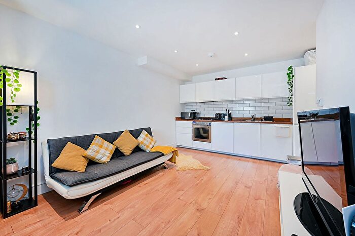 1 Bedroom Maisonette For Sale In Tolworth Rise South, Surbiton, KT5