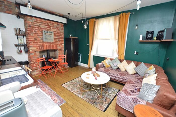 2 Bedroom Flat To Rent In Bedroom Ground Floor Apartment, The Pantiles, Tunbridge Wells, TN2