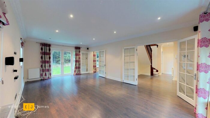 4 Bedroom Detached House For Sale In Alderton Hill, Loughton, IG10