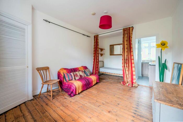 Studio To Rent In Tudor Close, Brixton Hill, London, SW2