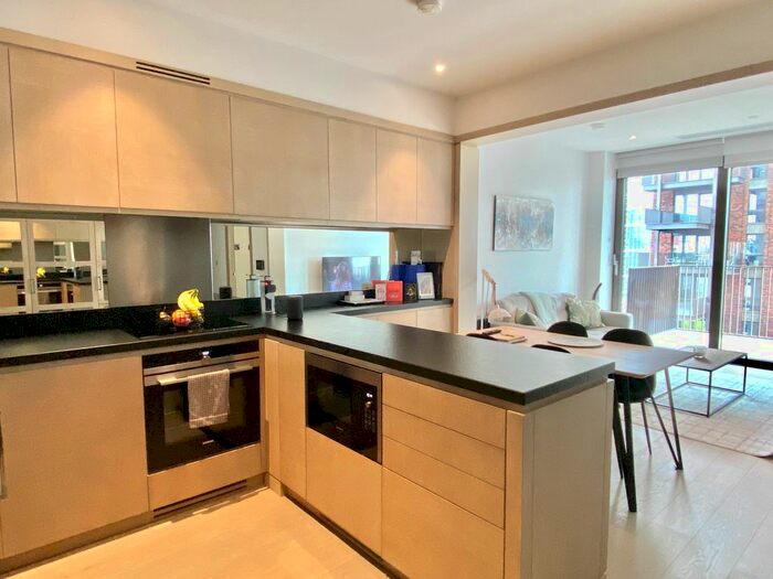 2 Bedroom Flat To Rent In Viaduct Gardens, Nine Elms, London, SW11
